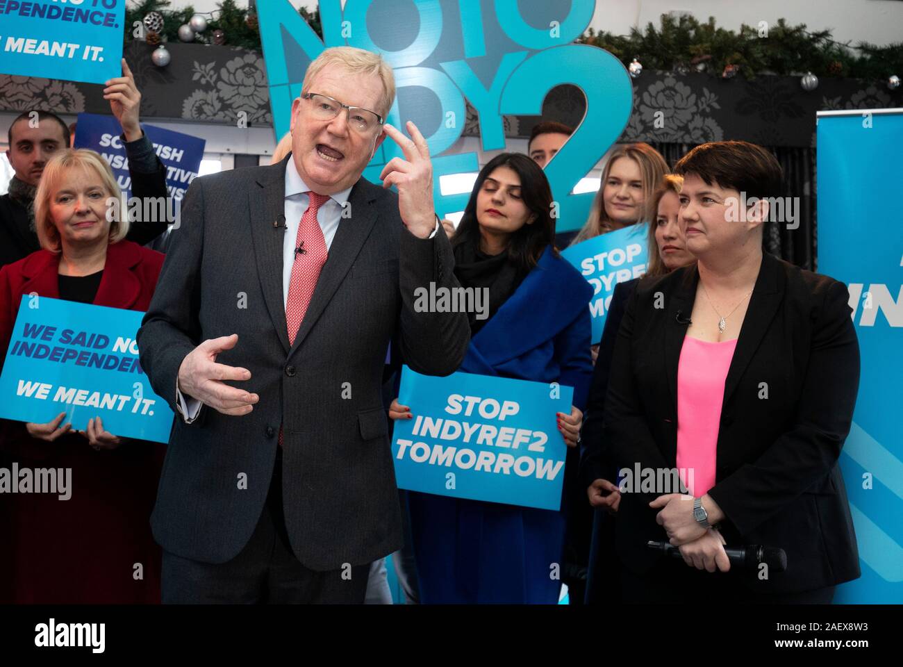 Führer der Schottischen Konservativen Jackson Carlaw und ehemaliger Führer Ruth Davidson (rechts) während einer Wahlkampagne Kundgebung an das Glasshouse Hotel, Edinburgh, am letzten Tag des Allgemeinen Wahlkampf. Stockfoto