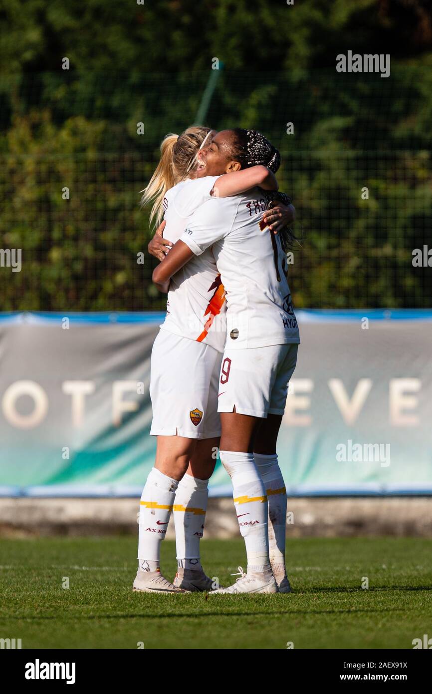 Amalie thestrup (Roma) und Lindsey Thomas (Roma) feiern Pro der Gol während Inter Frauen vs als Roma, Milano, Italien, 08. Dez 2019, Fußball Italienische Spielgeschehen Stockfoto