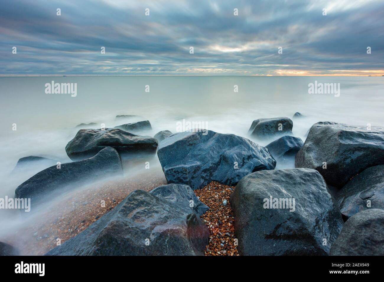Felsbrocken auf Shoreham Strand in West Sussex, England. Stockfoto