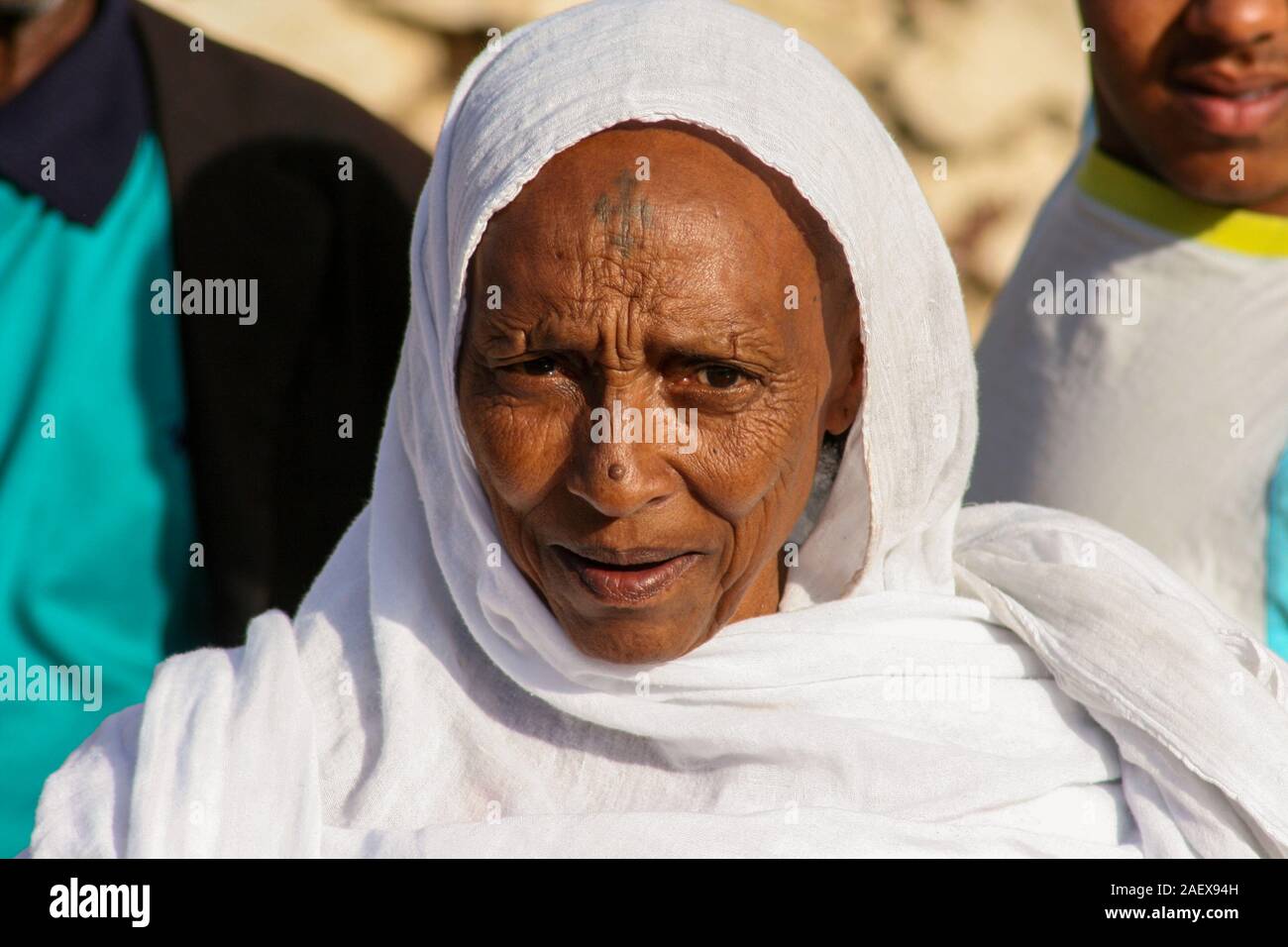 Eritreische koptisch-christliche alte Frau am Stadtrand von Asmara. Stockfoto