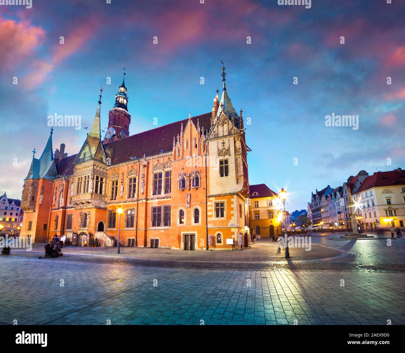 Bunte Abend Szene auf Breslauer Marktplatz mit Rathaus. Sonnenuntergang in der historischen Hauptstadt von Schlesien, Polen, Europa. Künstlerischen stil Post verarbeitet Stockfoto
