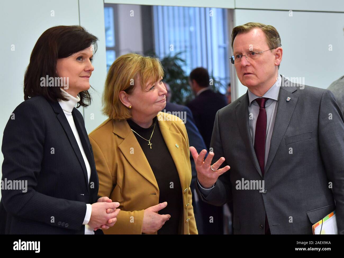 11 Dezember 2019, Thueringen, Erfurt: Antje Hochwind-Schneider (l-r, SPD), der stellvertretende Präsident des Thüringer Kreis Rat und Landrat des Kyffhäuserkreis, Martina Schweinsburg (CDU), Präsident des Thüringer County Council und Landrat des Landkreises Greiz County Council, und Bodo Ramelow (Die Linke), Ministerpräsident von Thüringen, sprechen miteinander im County Versammlung der Thüringer County Council. Im kommenden Jahr wird die Gemeindeversammlung wird die Nachfrage zusätzlich 100 Millionen Euro aus der Staatskasse für Landkreise, Städte und Gemeinden. Die Stockfoto