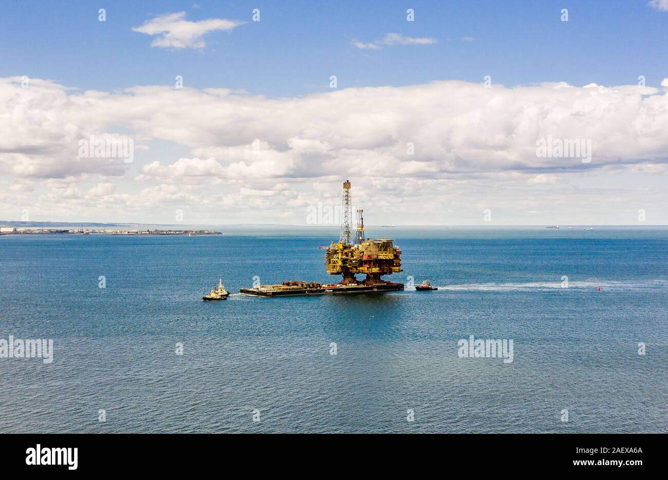 Stillgelegte Ölplattform Brent Bravo wird in Richtung der Flussmündung des Tees geschleppt, wo sie abgebaut wird. Middlesborough, England, 20. Juni 2019 Stockfoto