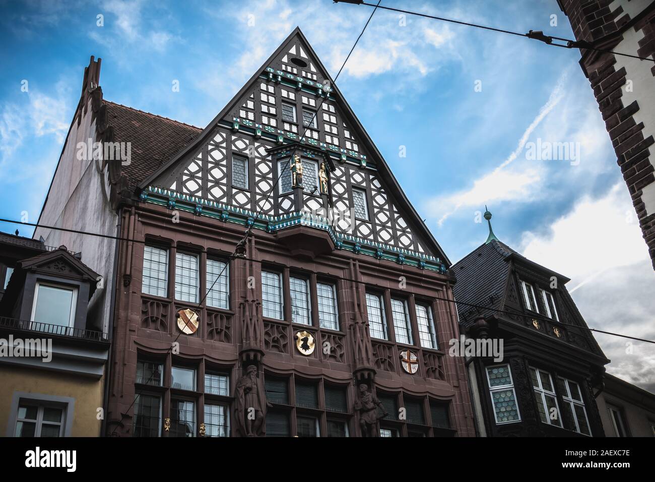 Freiburg im Breisgau, Deutschland - 31. Dezember 2017: architektonisches Detail eines typischen historischen Downtown Town House an einem Wintertag Stockfoto