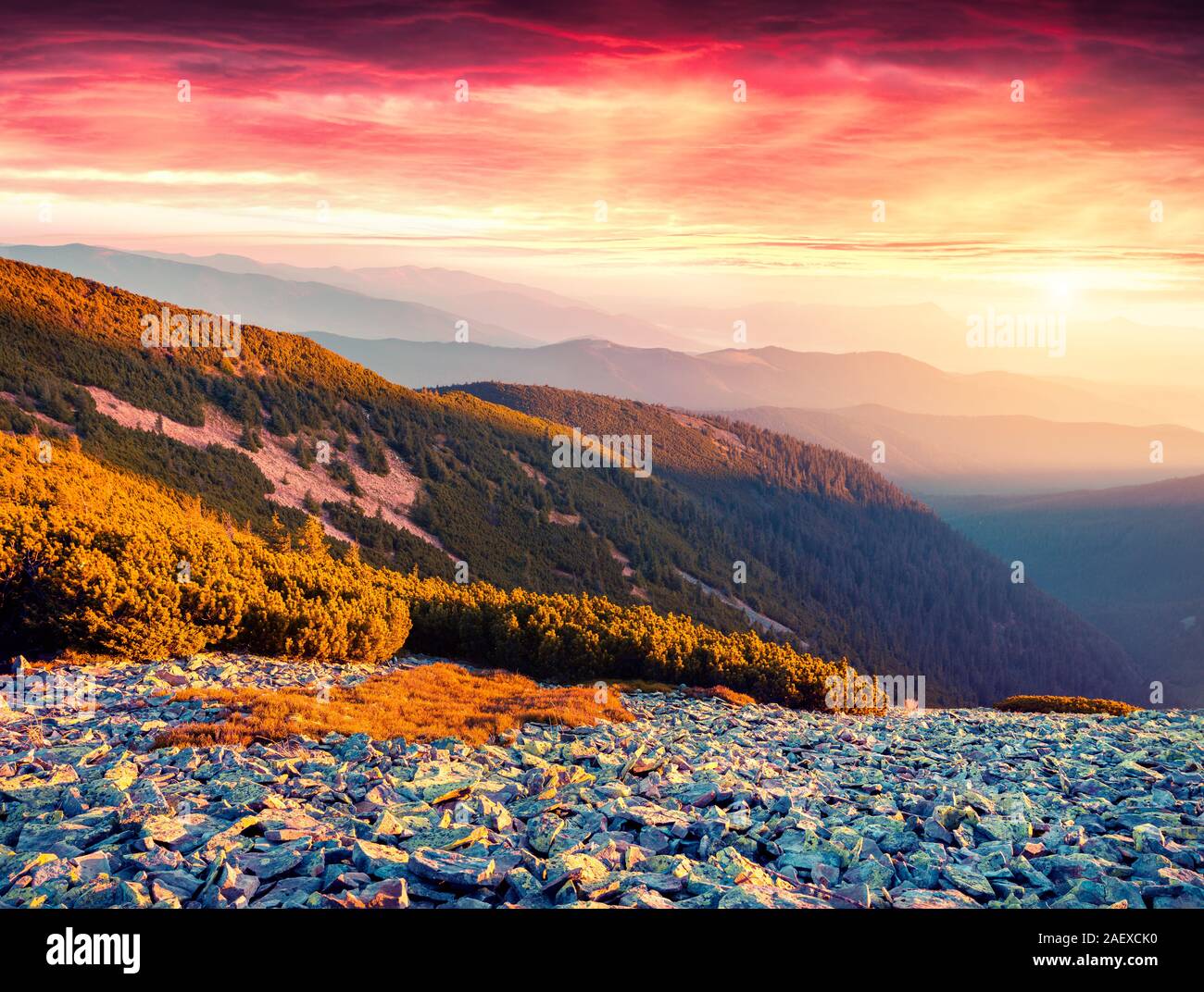 Dark Red Sky unter Herbst Berge. Karpaten, Dovbushanka ridge, Ukraine, Europa. Instagram Muskelaufbau. Stockfoto