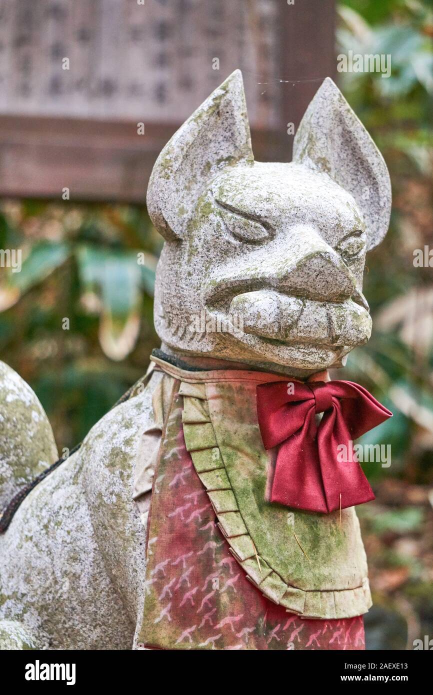 Vor dem Kusatsu Anamori-Schrein im Sainokawara Park in Kusatsu, Gunma, Japan, steht eine kitsune (Fuchs)-Statue. Stockfoto