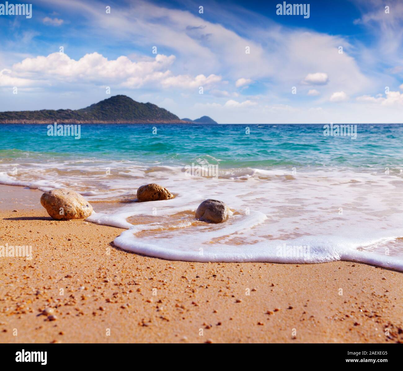 Malerische Seenlandschaft in der Türkei. Sonniger Frühlingstag am Mittelmeer. Künstlerischen Stil nachbearbeitete Foto. Stockfoto