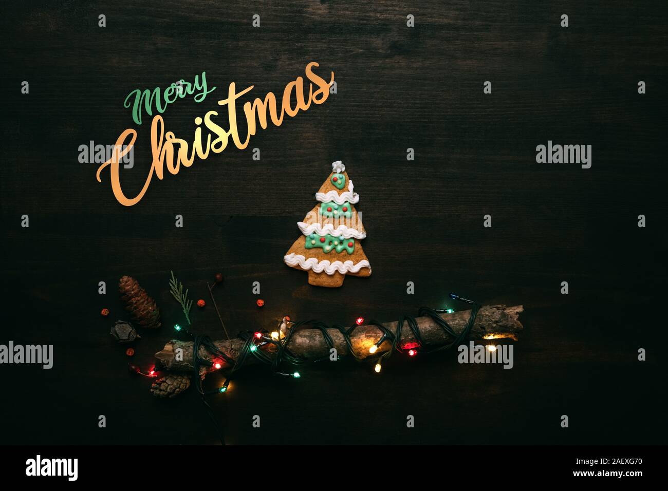 Frohe Weihnachten flach Top view Hintergrund mit Lebkuchen baum Cookie und twinkle Licht auf Holzbrett Stockfoto