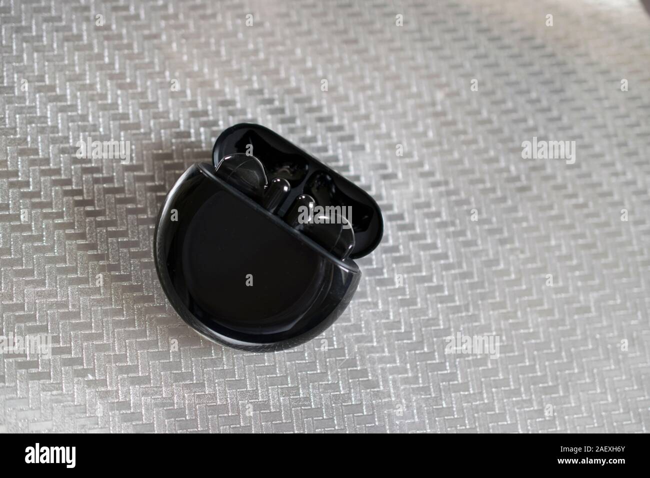 Belgrad, Serbien - 18. November 2019: Huawei FreeBuds 3 Kopfhörer in Schwarz Stockfoto