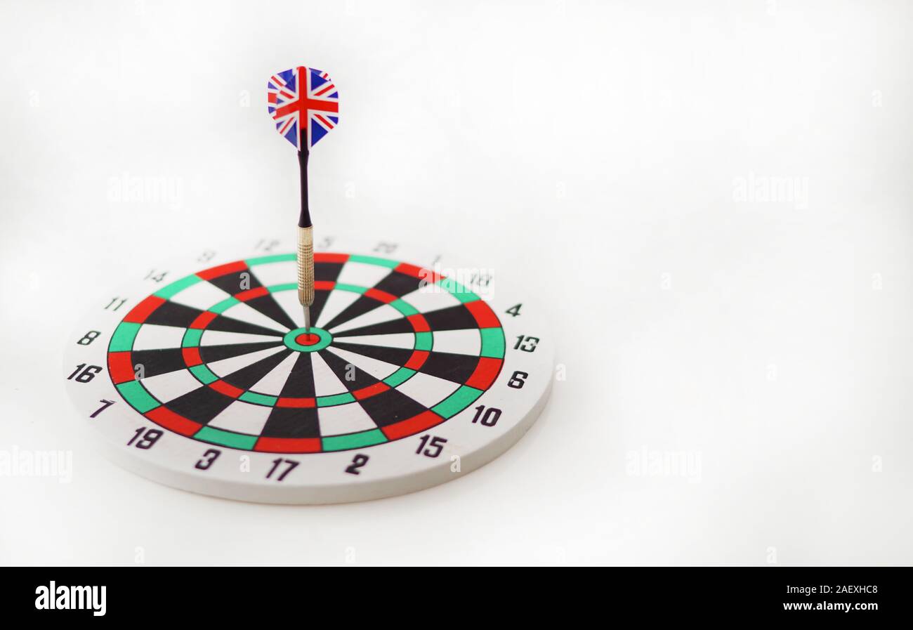 Target Dart mit Pfeil auf weißem Hintergrund, Metapher marketing Konzept zu zielen. Stockfoto