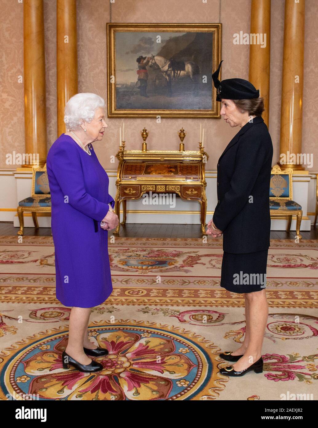 Queen Elizabeth II trifft Botschafter Frankreichs Catherine Colonna bei der Audienz am Buckingham Palace, London. PA-Foto. Bild Datum: Mittwoch, Dezember 11, 2019. Photo Credit: Dominic Lipinski/PA-Kabel Stockfoto