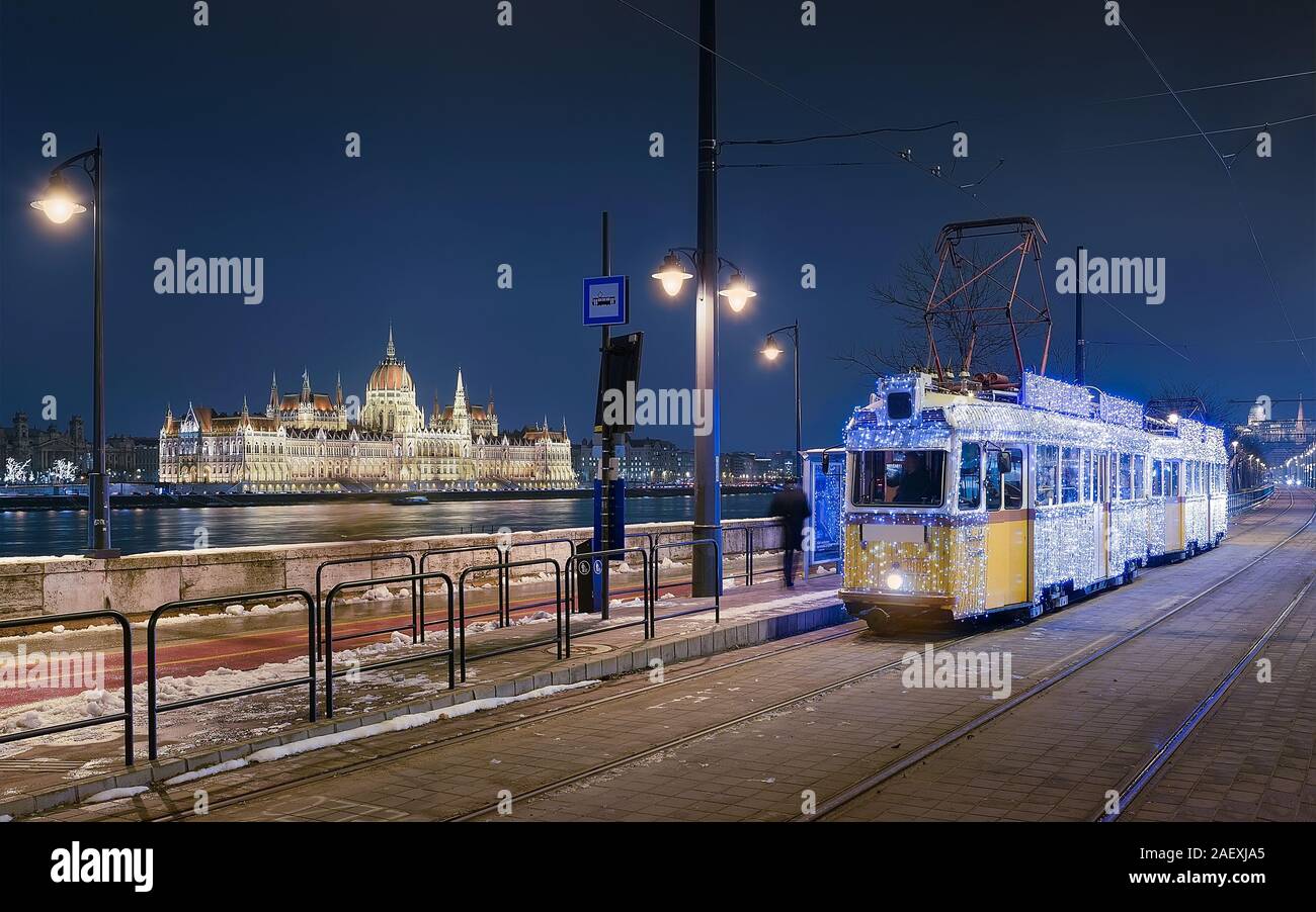 2019 Weihnachten Licht Tram mit Donau und alten, historischen ungarischen Parlament in Budapest, Ungarn. Die Bürgerinnen und Bürger rufen Csillamos oder fen Stockfoto