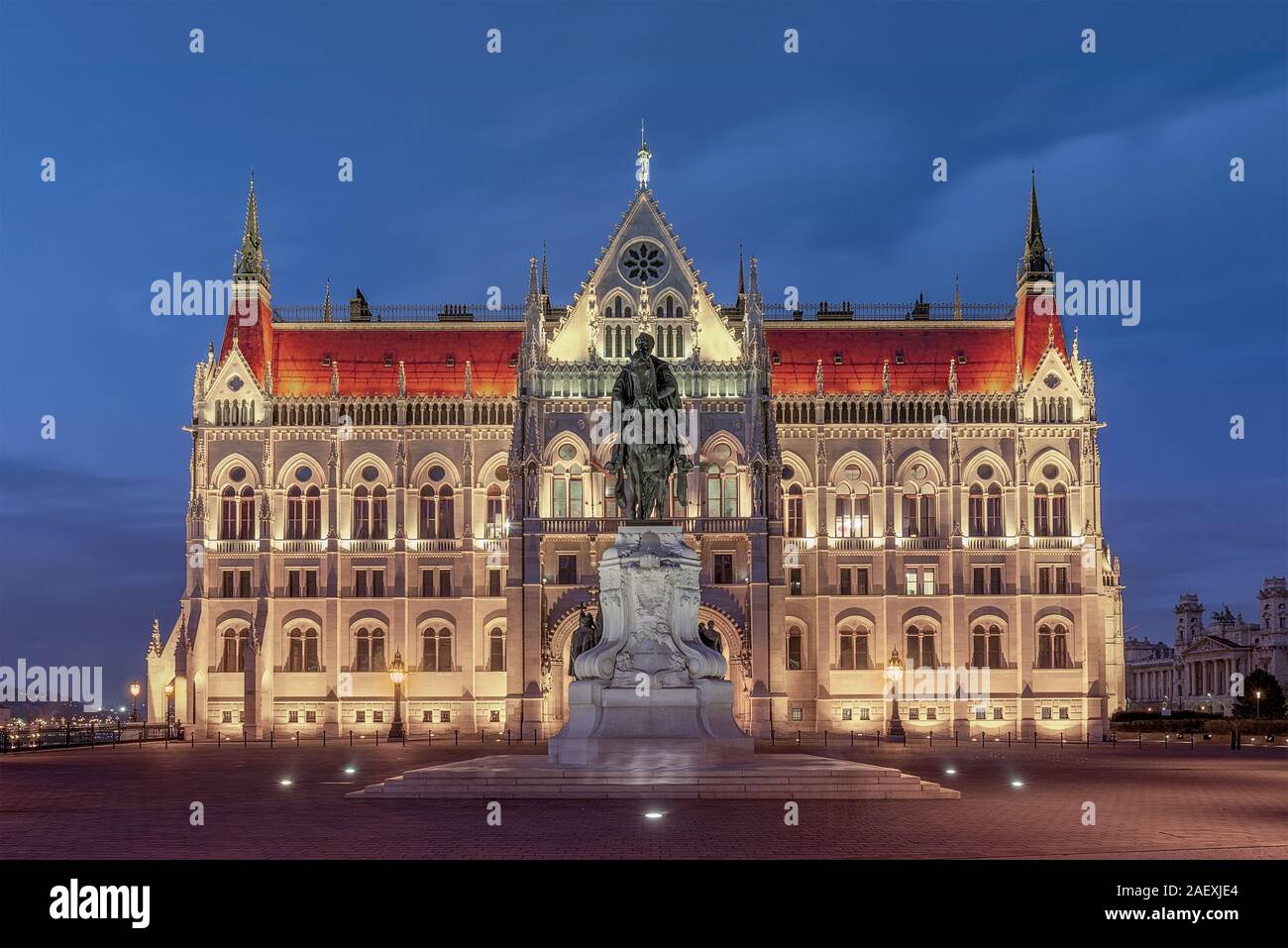 Nacht Blick auf die beleuchteten Gebäude des ungarischen Parlaments in Budapest. Ich nahm dieses Foto aus einem ungewöhnlichen Blickwinkel. Stockfoto