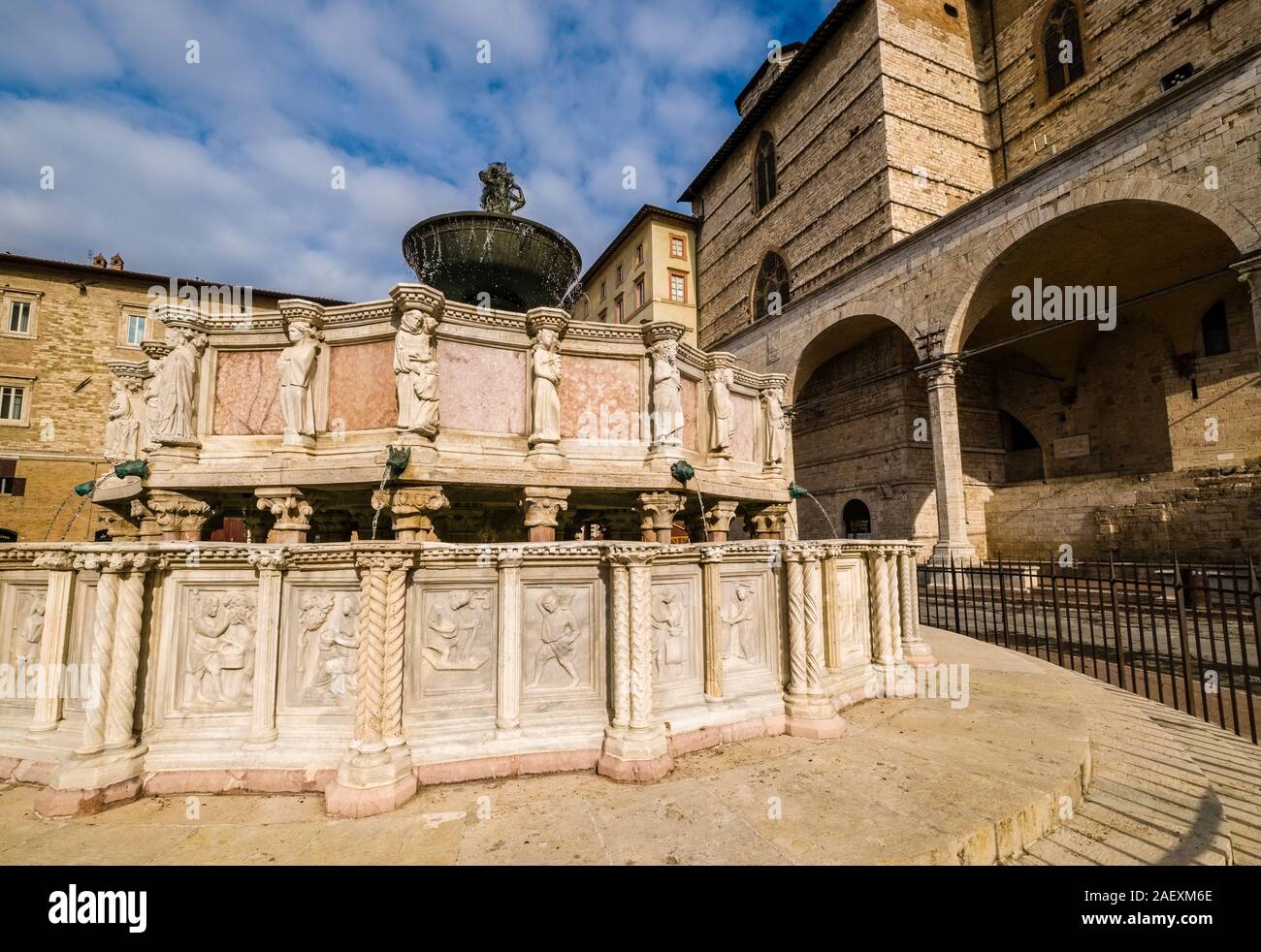 Fontana Maggiore, ein mittelalterlicher Brunnen zwischen dem Dom und der Palazzo dei Priori befindet sich an der Piazza IV Novembre Stockfoto