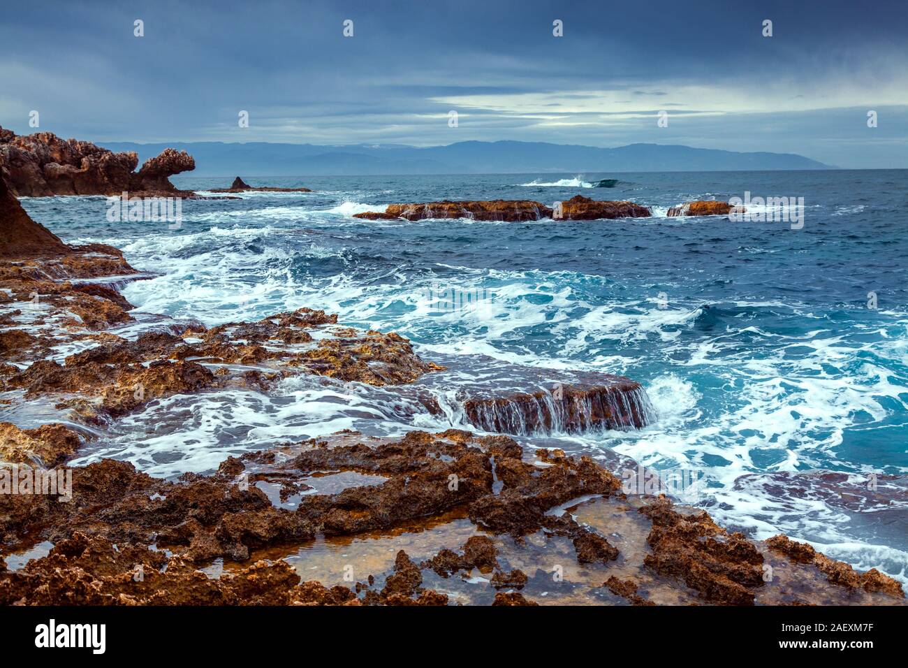 Exotische vulkanische Marine auf das Naturschutzgebiet Piscina di Venere, Kap Milazzo, Sizilien, Italien, Tyrrhenische Meer, Europa. Stockfoto