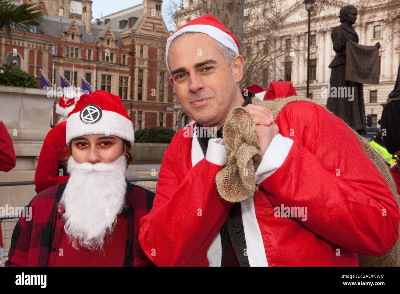 London, UK, 11. Dezember 2019: Grüne Partei co-Chef Jonathan Bartley ein Santa und trat Aussterben Rebellion Aktivisten als Sie Ihre 12 Tage der Krise Demonstrationen durch den Besuch der Zentrale von allen politischen Parteien, um herauszufinden, ob sie Böse oder Nett zu Umweltfragen gewesen war. Conservtive Partei HQ erhielt Kohle statt präsentiert, weil von ihr Manifest Politiken schwach ander Umwelt und weil so viele konservative Kandidaten abgelehnt hatte, Umwelt Sparpaket zu besuchen. Anna Watson/Alamy leben Nachrichten Stockfoto