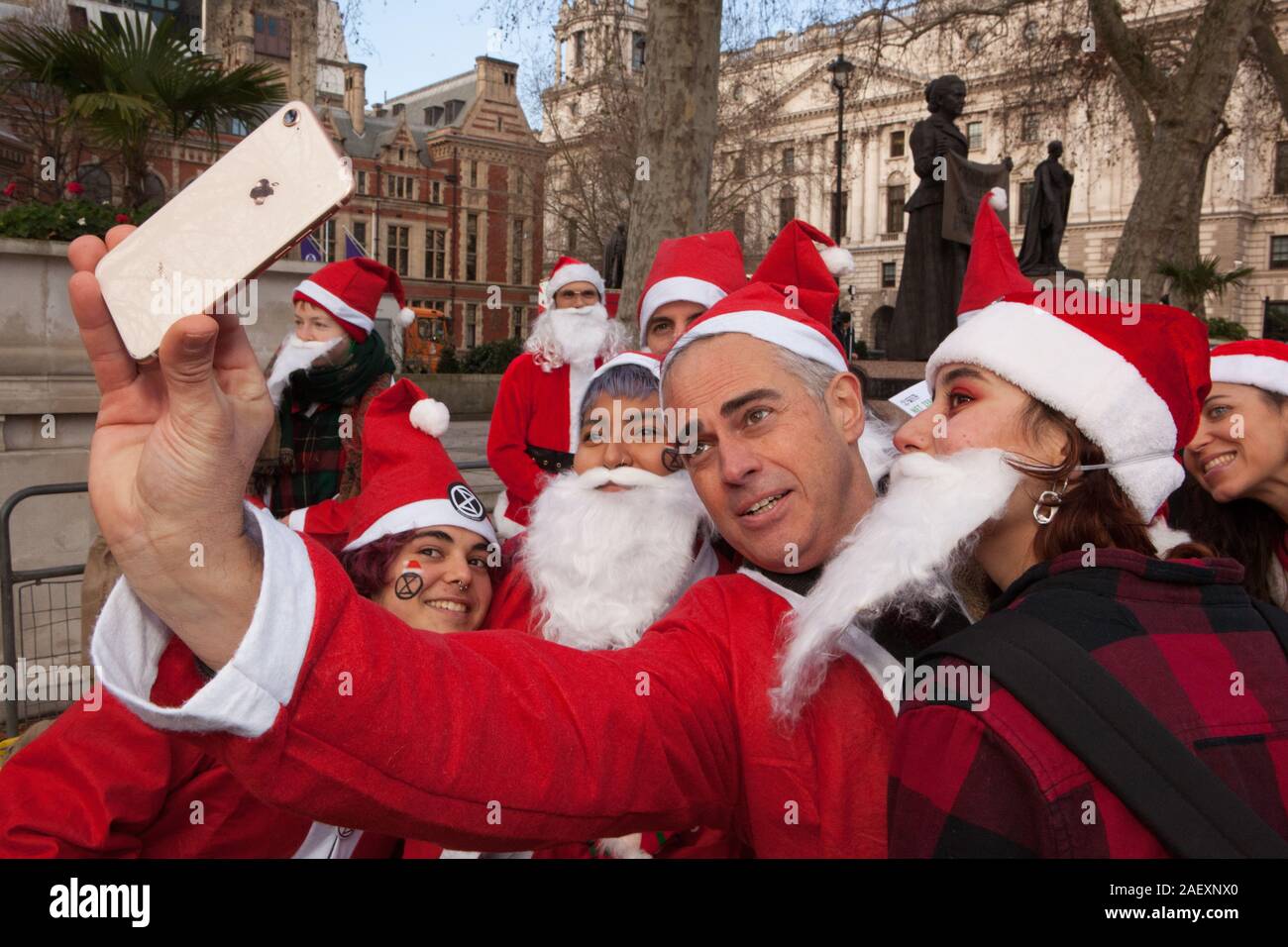 London, UK, 11. Dezember 2019: Jonathan Bartley, der Partei der Grünen co-Leader, in einem Santa Kostüm gekleidet und nahm selfies mit Aktivisten als Aussterben Rebellion verpackt Ihre 12 Tagen der Krise Demonstrationen mit einer Gruppe von Santas, der Sitz von allen politischen Parteien besucht, um herauszufinden, ob sie böse oder worden war schön in Umweltfragen. Conservtive Partei HQ erhielt Kohle statt präsentiert, weil von ihr Manifest Politiken schwach ander Umwelt und weil so viele konservative Kandidaten abgelehnt hatte, Umwelt Sparpaket zu besuchen. Anna Watson/Alamy leben Nachrichten Stockfoto