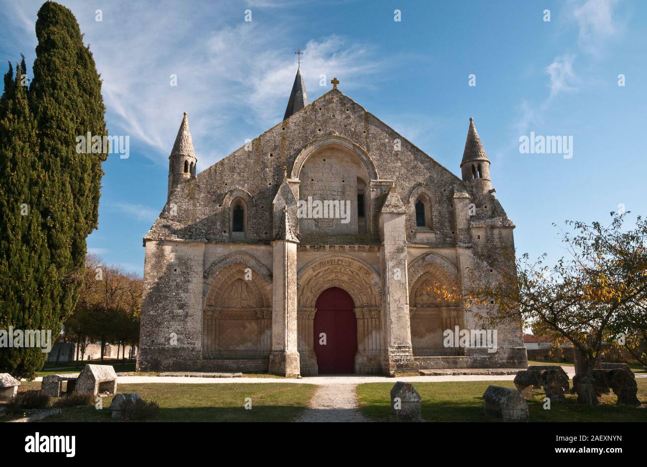 Friedhof und Haupteingang des Saint Pierre d'Aulnay Kirche, Aulnay de Saintonge, Charente-Maritime (17), Frankreich. Es ist als UNESCO-Herita aufgeführt Stockfoto