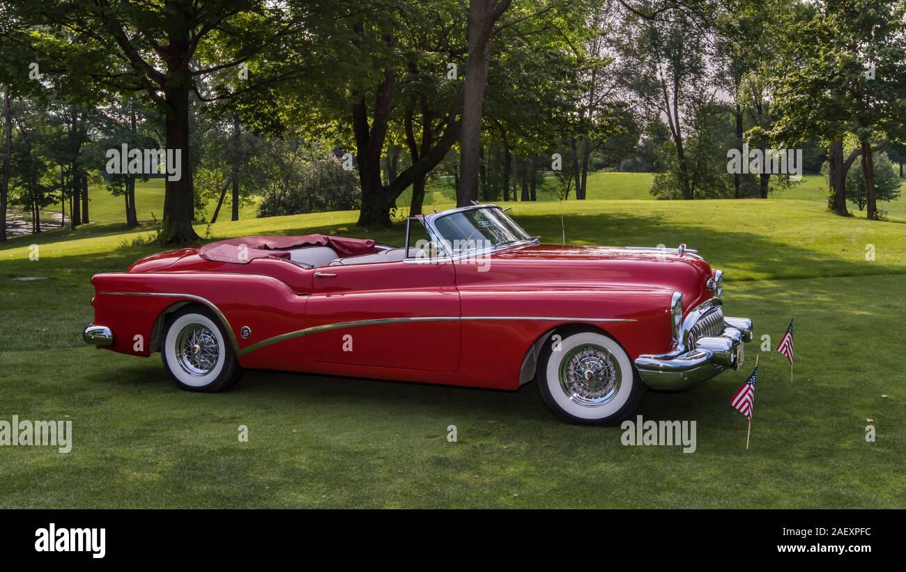 PLYMOUTH, MI/USA - Juli 28, 2019: A 1953 Buick Skylark Auto auf Anzeige an der Concours d'Elegance von Amerika Auto Show im The Inn At St. John's. Stockfoto