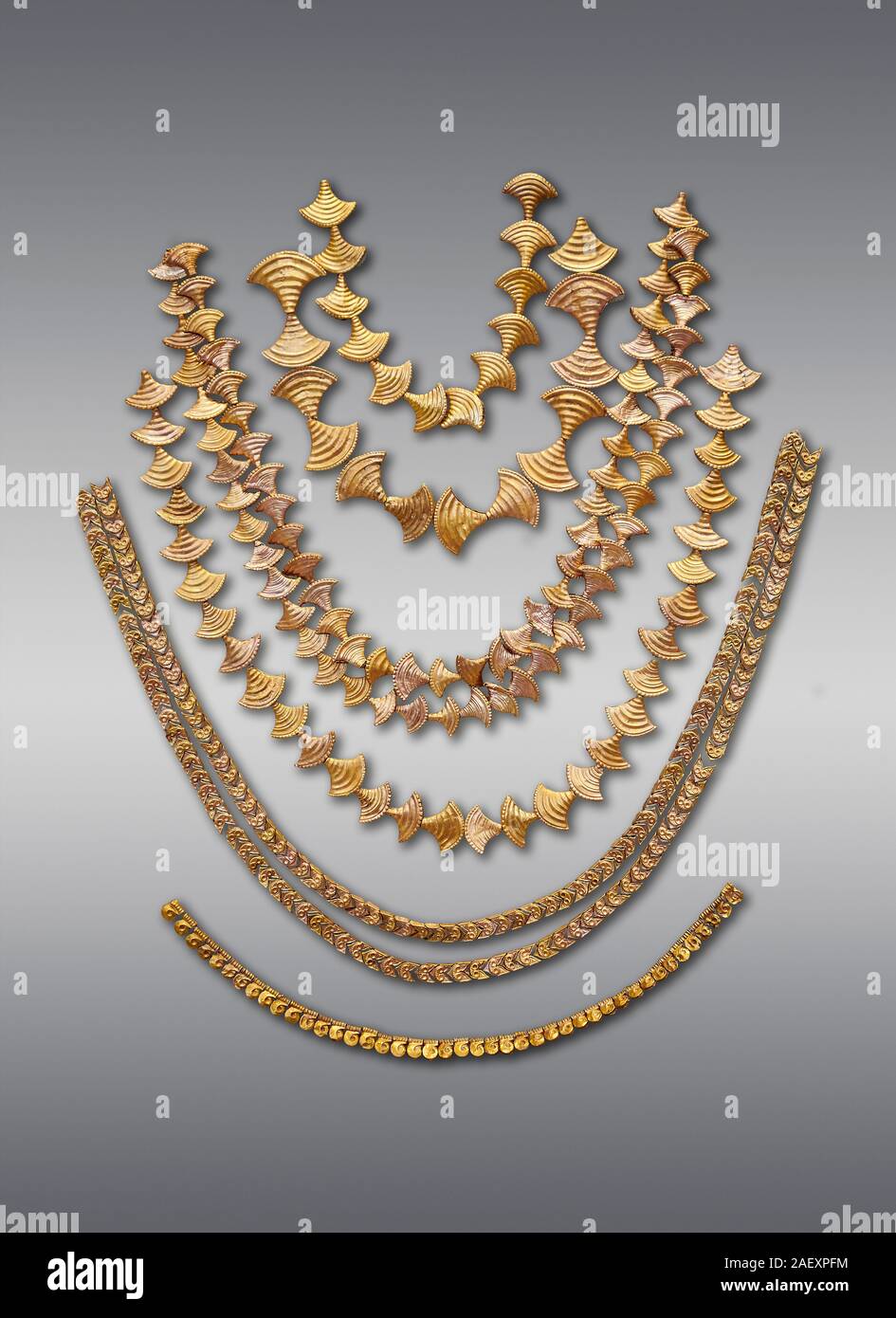 Mykenische gold Halsketten aus Mykene kammer Gräber, Griechenland. Archäologisches Nationalmuseum Athen. Grauer Hintergrund von oben nach unten: Top fou Stockfoto