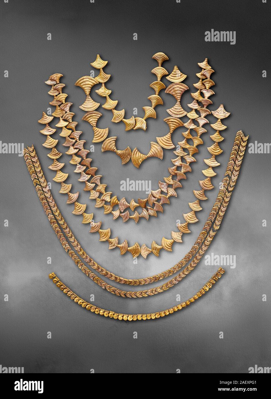 Mykenische gold Halsketten aus Mykene kammer Gräber, Griechenland. Archäologisches Nationalmuseum Athen. Grau Art Hintergrund von oben nach unten: Stockfoto