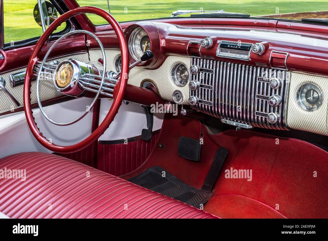 PLYMOUTH, MI/USA - Juli 28, 2019: Nahaufnahme von 1953 Buick Skylark Dashboard auf Anzeige an der Concours d'Elegance von Amerika Auto Show im The Inn at St Stockfoto