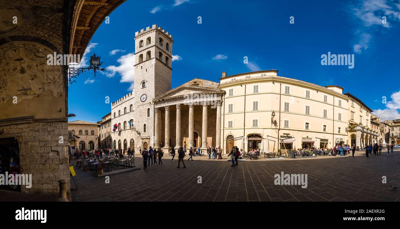 Panoramablick auf den Tempel der Minerva und der Palazzo del Capitano del Popolo befindet sich an der Piazza del Comune Stockfoto
