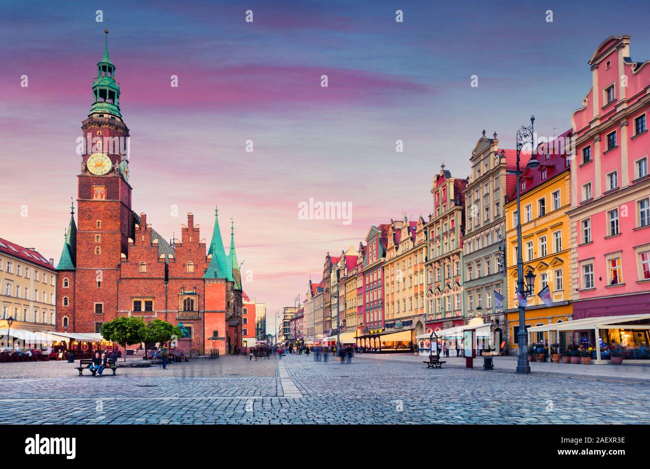 Bunte Abend Szene auf Breslauer Marktplatz mit Rathaus. Sonnenuntergang in der historischen Hauptstadt von Schlesien, Polen, Europa. Künstlerischen stil Post verarbeitet Stockfoto