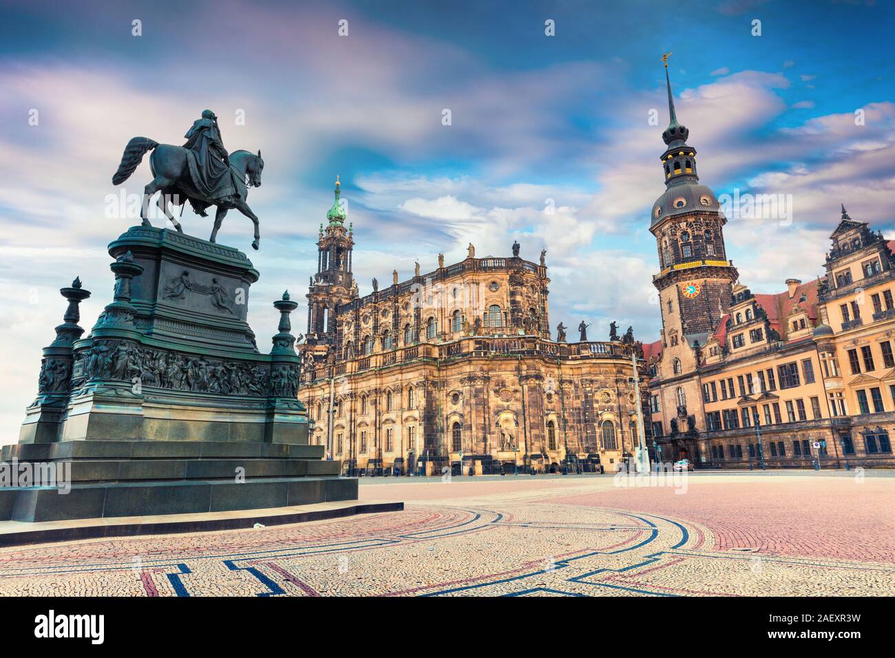 Bunte Feder Szene im Zentrum der Dresdner Altstadt, der Wohnsitz der Könige von Sachsen Dresden Schloss (Residenzschloss oder Schloss), Katholische Stockfoto