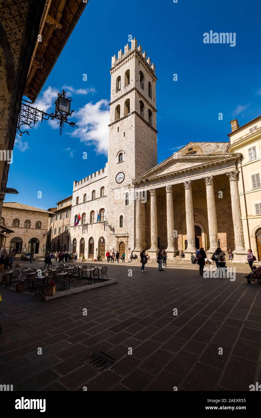 Blick auf den Tempel der Minerva und der Palazzo del Capitano del Popolo befindet sich an der Piazza del Comune Stockfoto