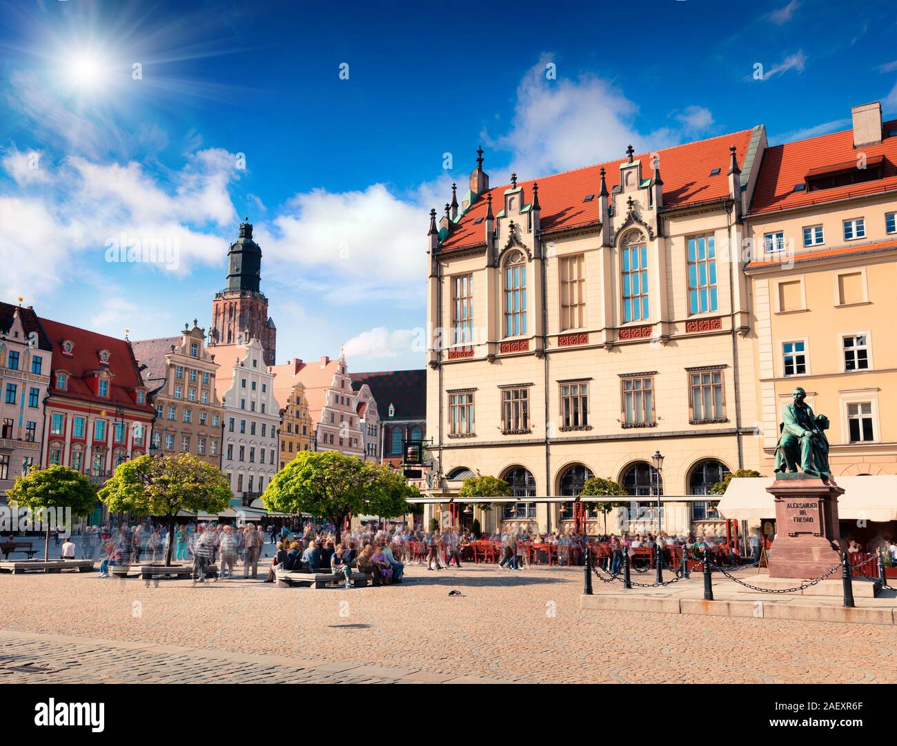 Bunte morgen Szene auf Breslauer Marktplatz. Sonnige Stadtbild in der historischen Hauptstadt von Schlesien, цшер Statue der polnischen Dichter, Dramatiker und kommen Stockfoto