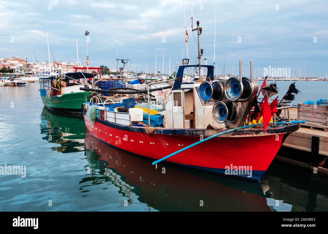 Ein Blick über den Hafen von Cambrils, in Katalonien, Spanien, im Winter Stockfoto