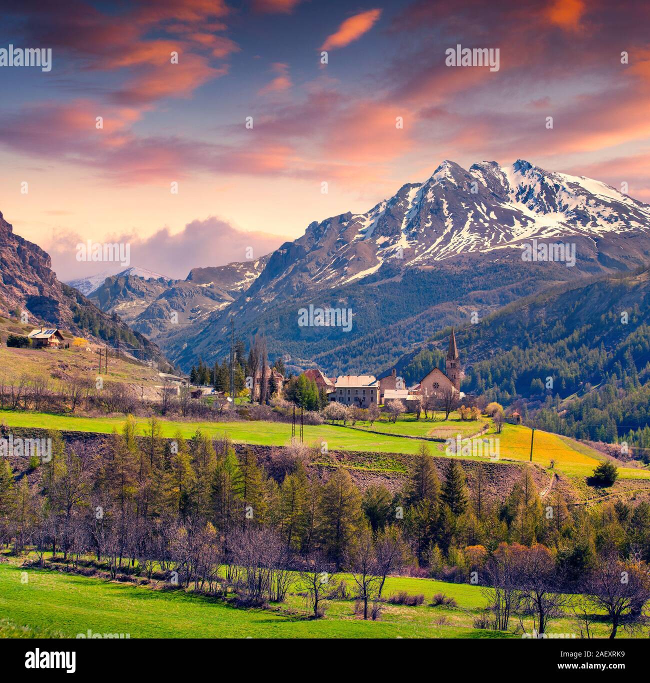 Farbenfrohe Frühling Sonnenaufgang auf das Dorf Saint Paul, Ercen, Alpen, Frankreich. Stockfoto