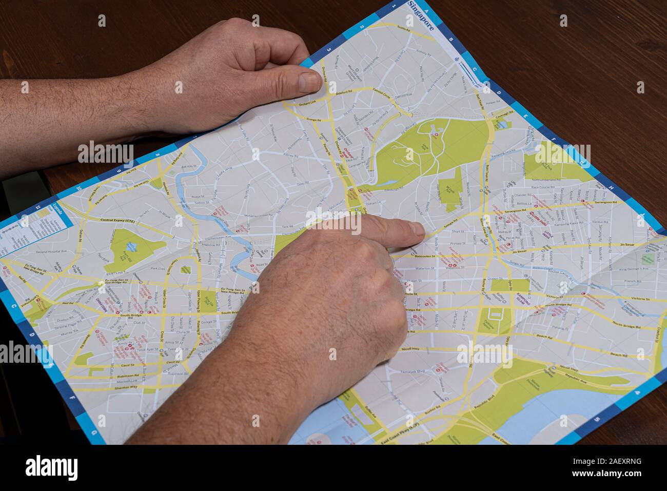 Eine Person, die Singapur City Karte anzeigen Stockfoto