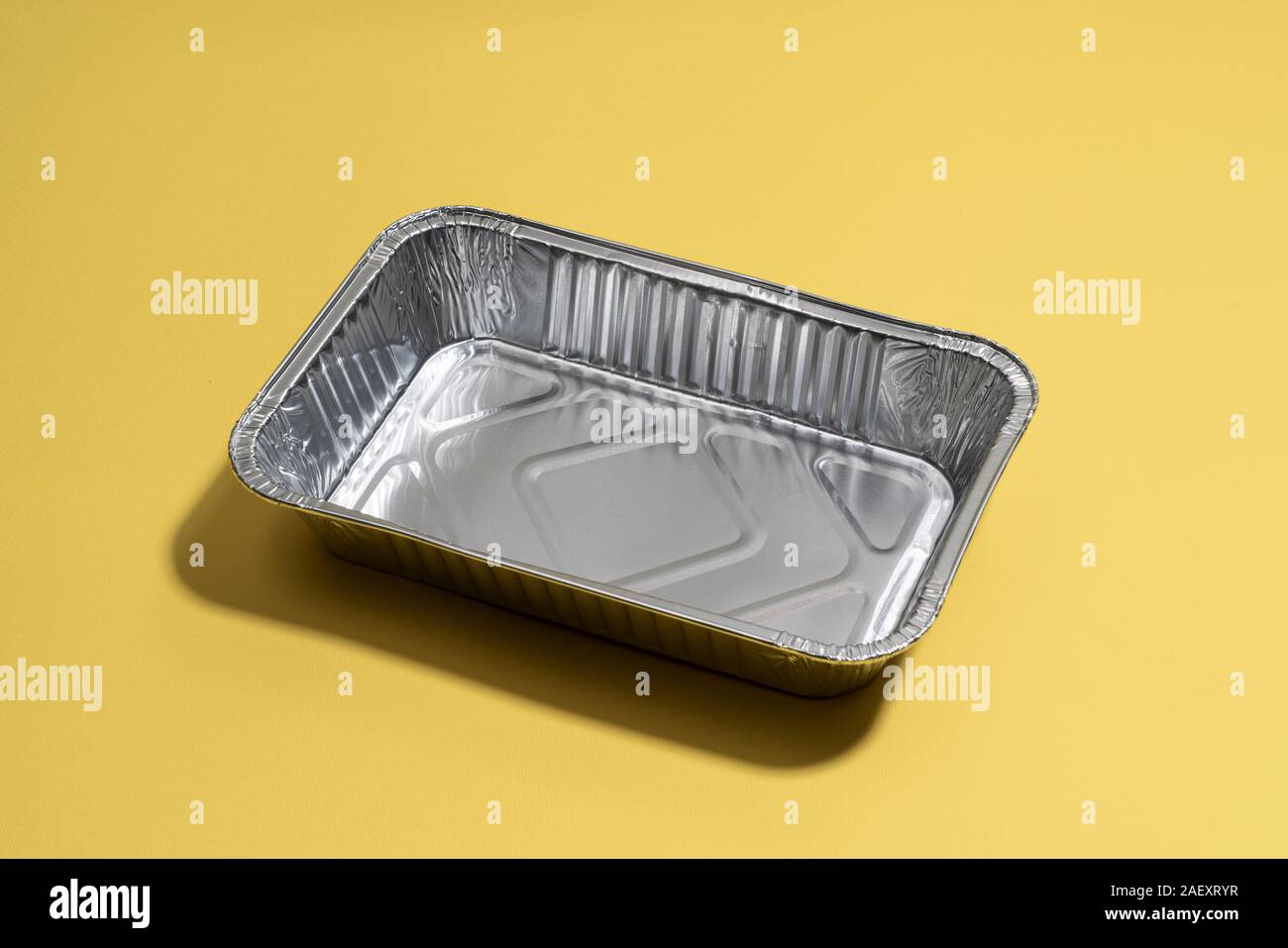 Behälter aus Aluminium für den Einsatz in der Küche auf einem gelben Oberfläche Stockfoto