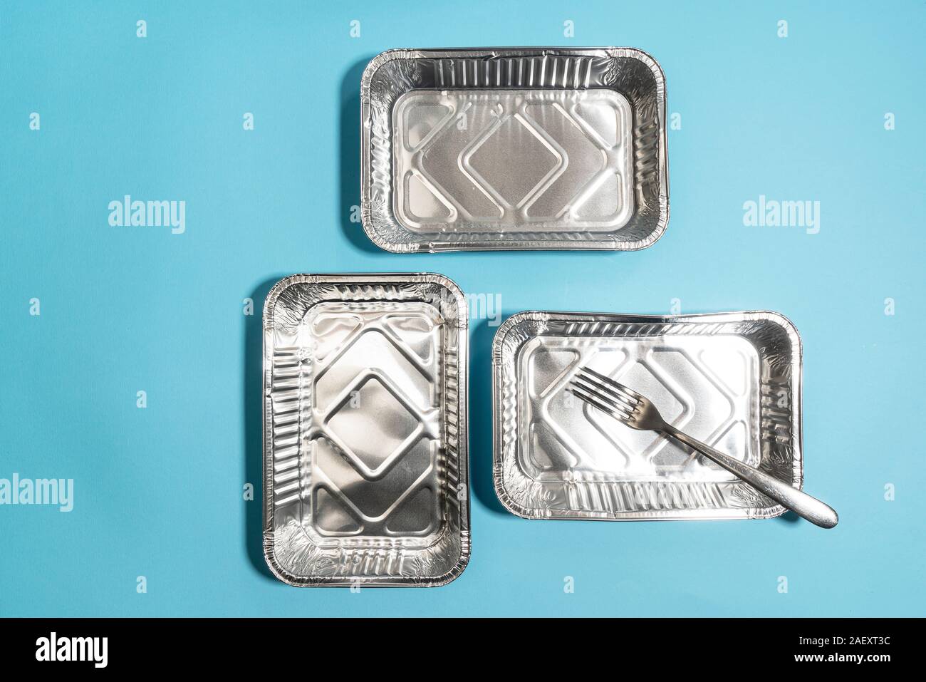 Schalen aus Aluminium für den Einsatz in der Küche auf einer farbigen Oberfläche Stockfoto