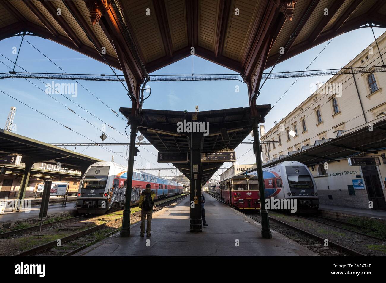 Prag, Tschechien - 31. OKTOBER 2019: Plattformen der Masarykovo Nadrazi Bahnhof mit Zügen für Ceske Drahy CD und KZC verlassen. Masaryk Bahnhof St Stockfoto