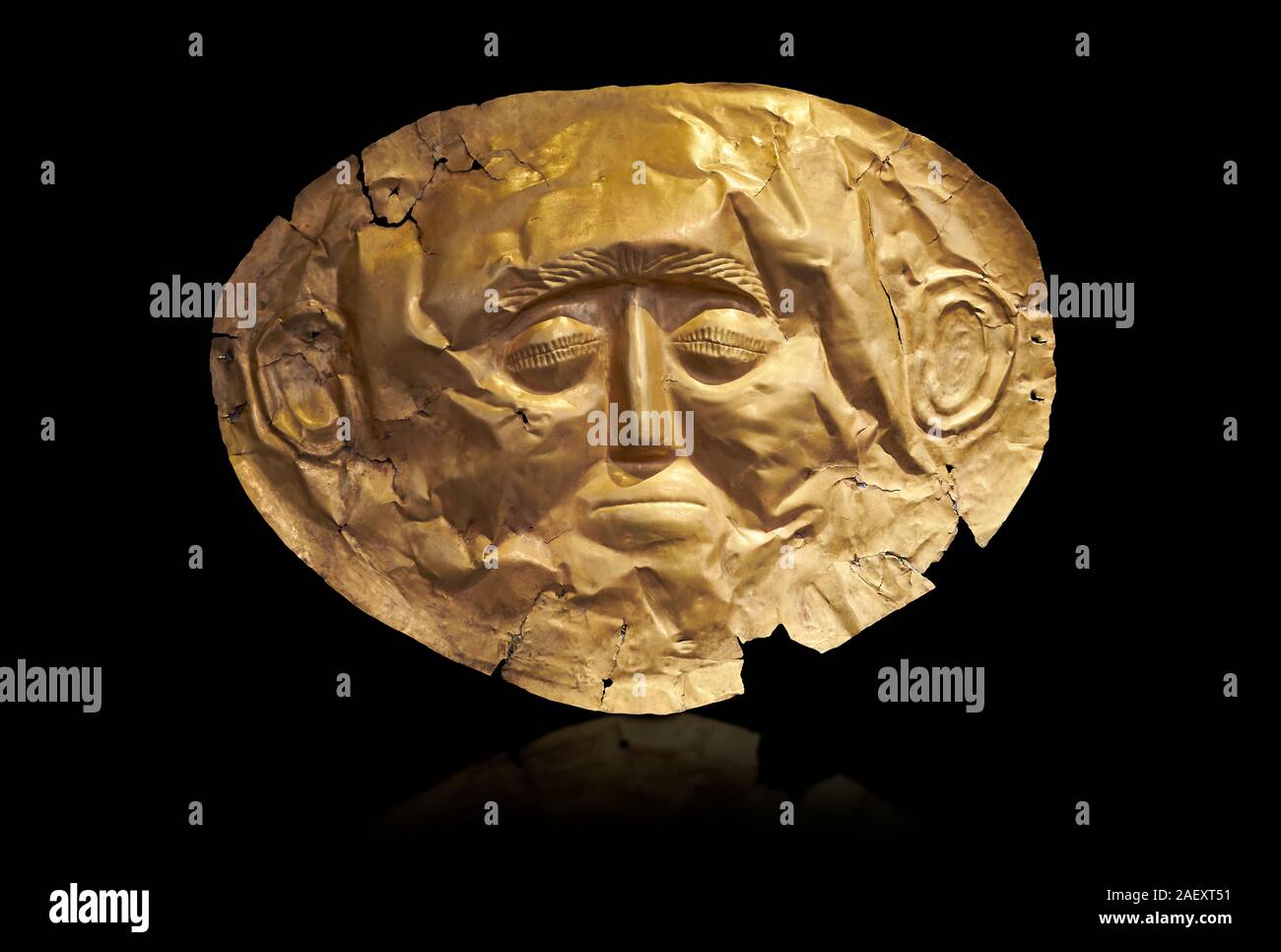 Mykenische goldene Totenmaske, Grab Kreislauf ein, Mykene, Griechenland. Archäologisches Nationalmuseum von Athen. Schwarzer Hintergrund dieser Tod Maske typisch für ist Stockfoto
