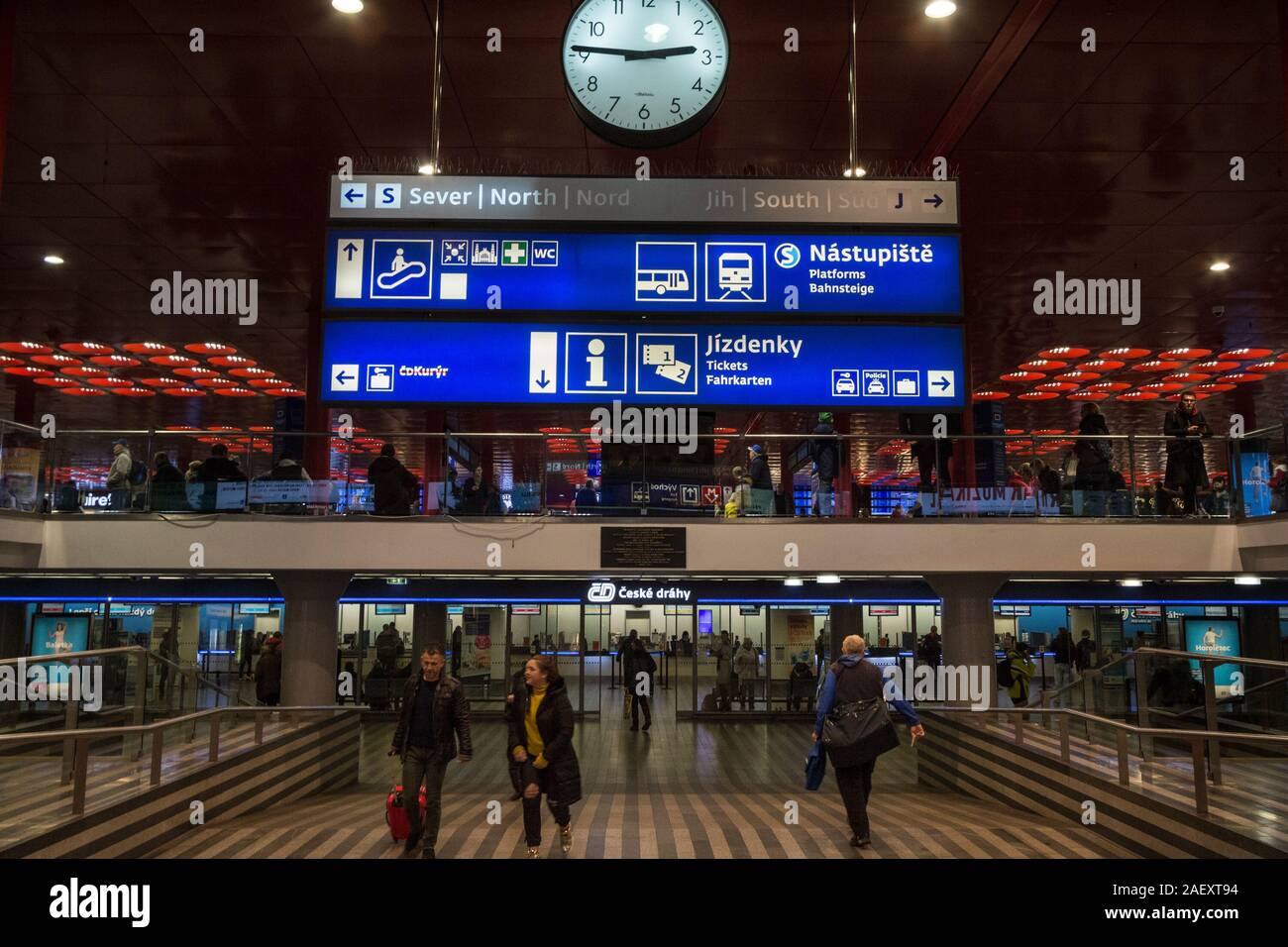 Prag, Tschechien - 31. OKTOBER 2019: Ticket Counter und stand von Ceske Drahy, der Tschechischen Eisenbahnen, in der Praha Hlavni Nadrazi Bahnhof mit Beifahrer Stockfoto