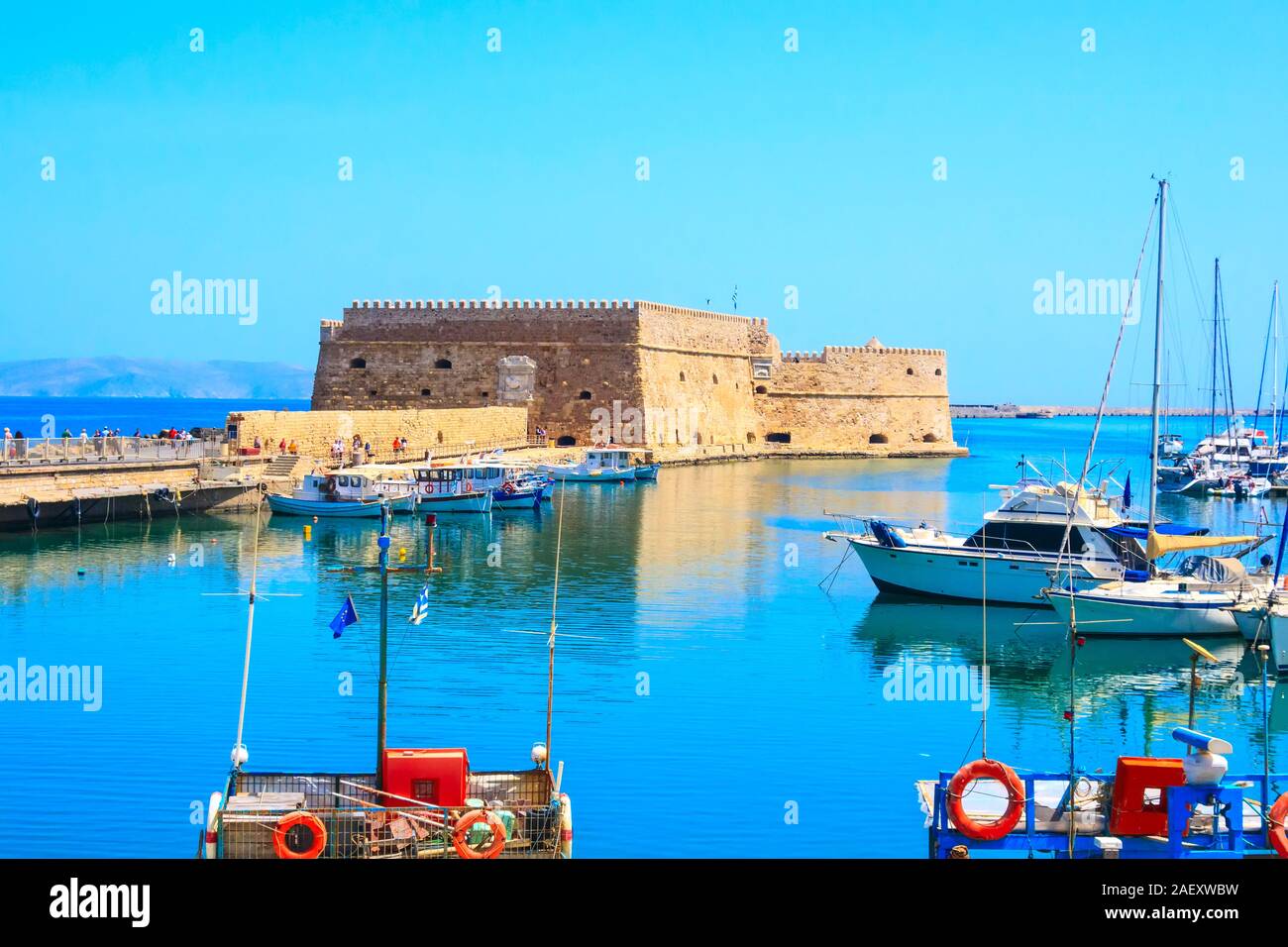 Heraklion, Griechenland, Insel Kreta alter Hafen mit Fischerbooten und venezianische Festung Rocca Al Mare panorama Stockfoto