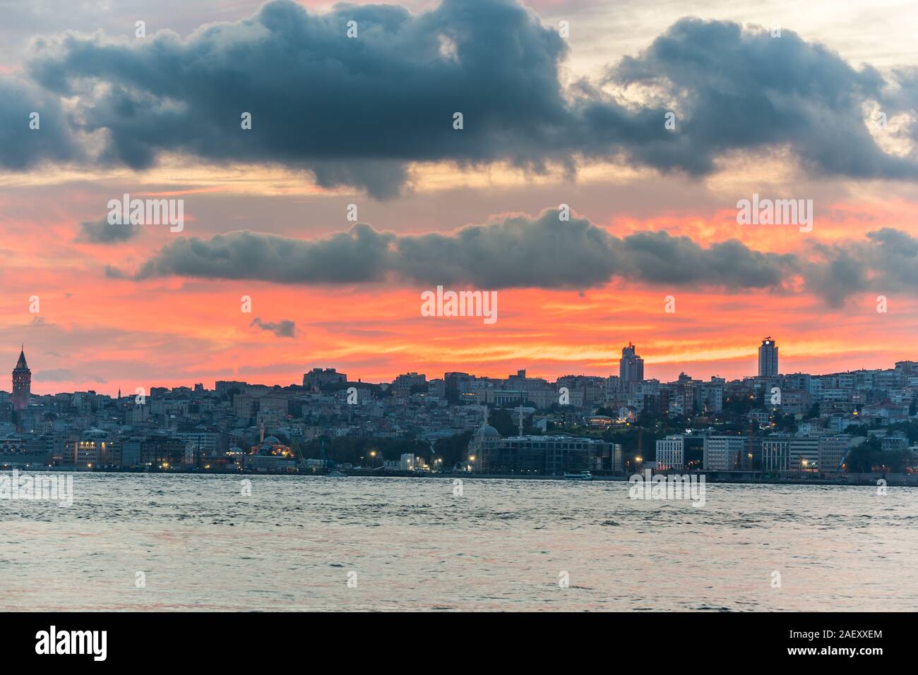 Wunderschöne Aussicht auf den Bosporus mit viele Gebäude unter goldenen Sonnenuntergang, Ansicht von uskudar Istanbul, Istanbul, Türkei, auf der Anatolischen Küste des Bosph Stockfoto