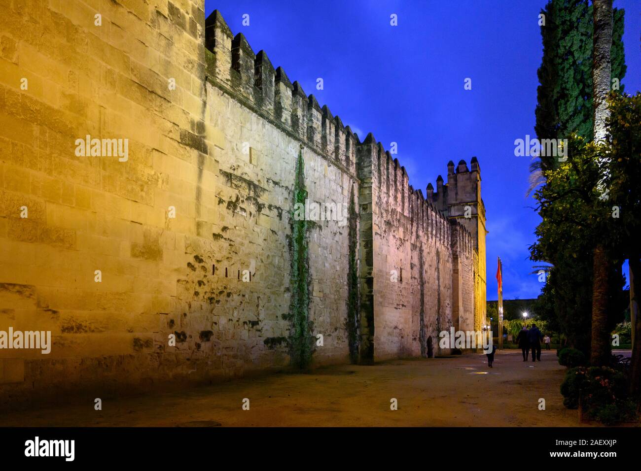 Ruinen der historischen Mauer Torre De Calahorra gegen Dämmerung Himmel bei Nacht, Cordoba, Andalusien, Spanien Stockfoto