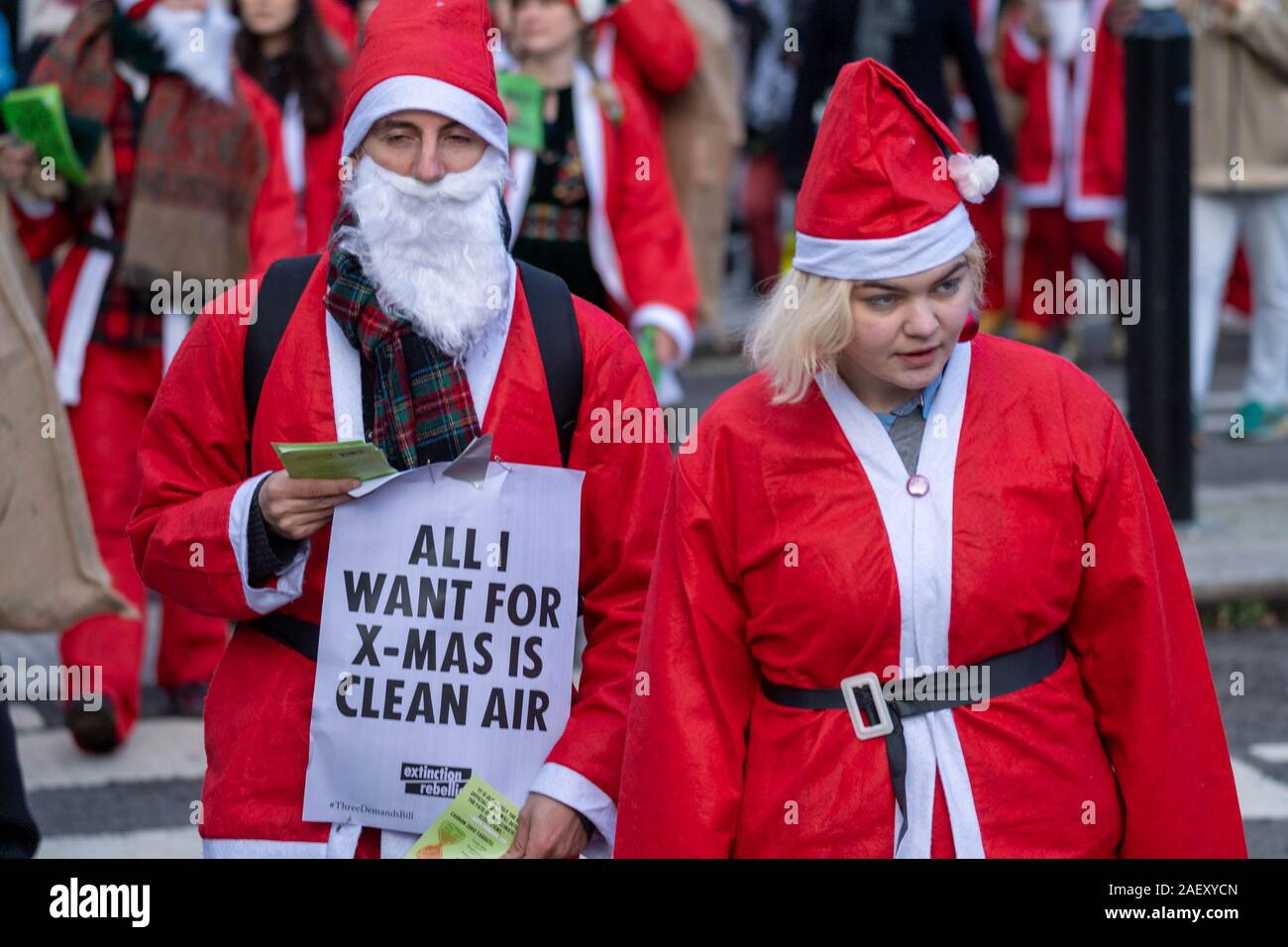 London UK 11. Dez.2019 Aussterben Rebellion zwölf Tagen der Krise Protest auf dem Vorfeld der BRITISCHEN allgemeinen Wahl: Demonstranten verkleidet als Weihnachtsmann gehen auf die Straße von Westminster Credit Ian DavidsonAlamy leben Nachrichten Stockfoto