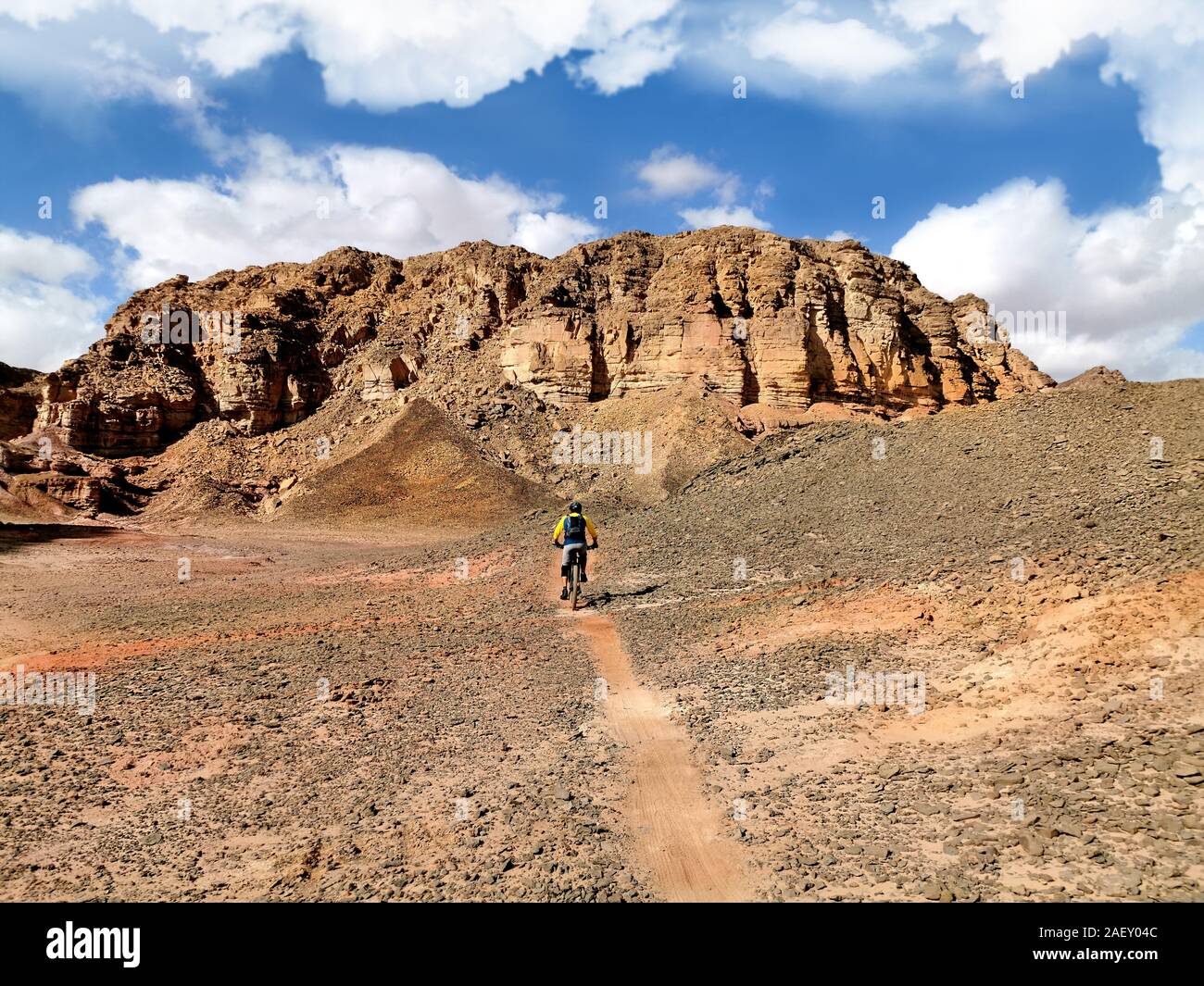 Radfahrer in den bunten Wüste von Timna Park in Israel. Nationalpark Thimna. Stockfoto