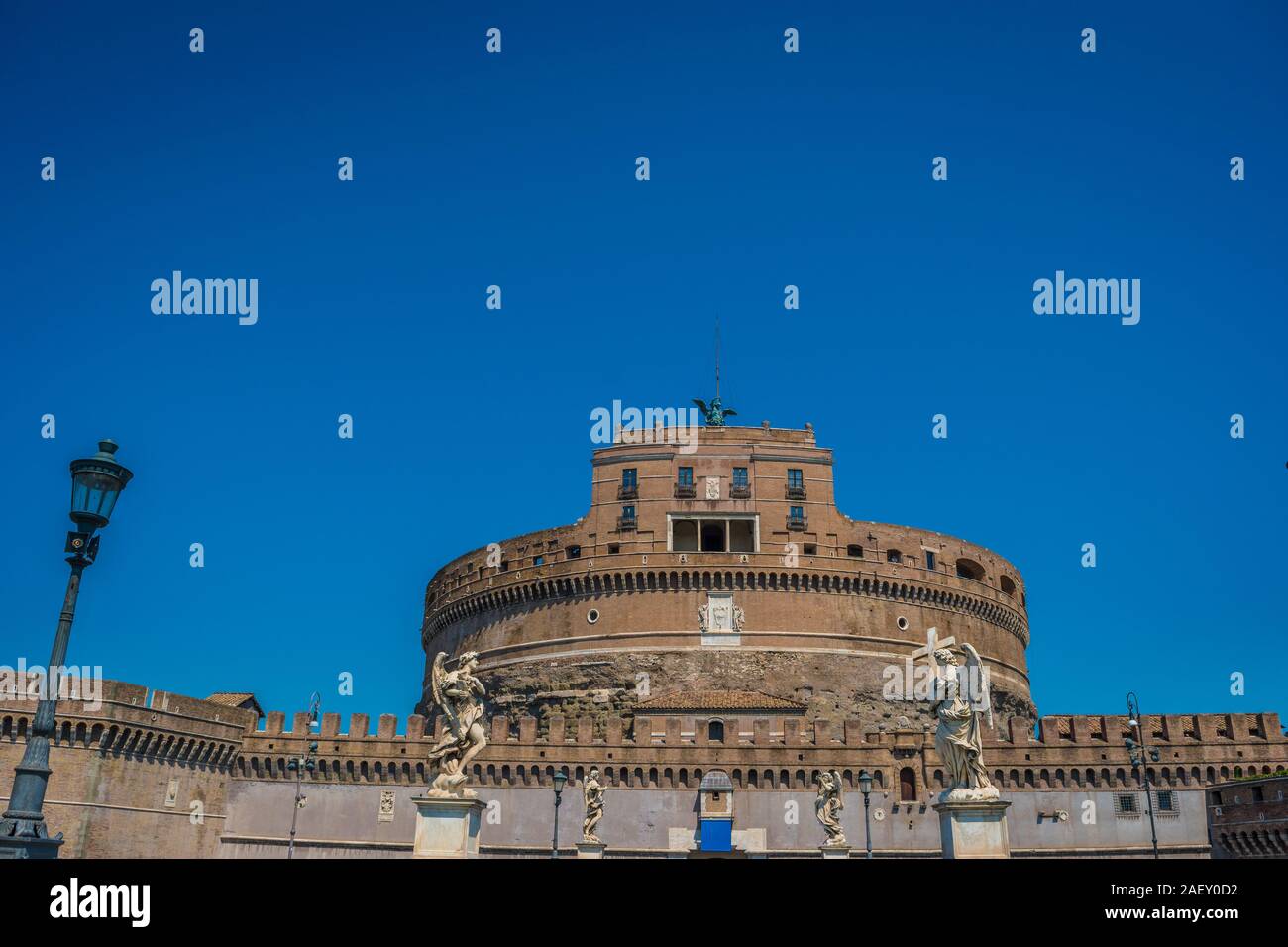 Das Mausoleum des Hadrian, In der Regel bekannt als Schloss Sant'Angelo, ist eine sehr hohe zylindrische Gebäude im Parco Adriano, Rom, Italien. Es wurde ursprünglich comm Stockfoto