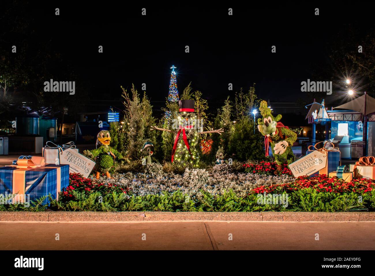 Orlando, Florida. November 29, 2019. Donald, Chip, Dale, Schneemann und Goofy topiaries in Epcot (73) Stockfoto
