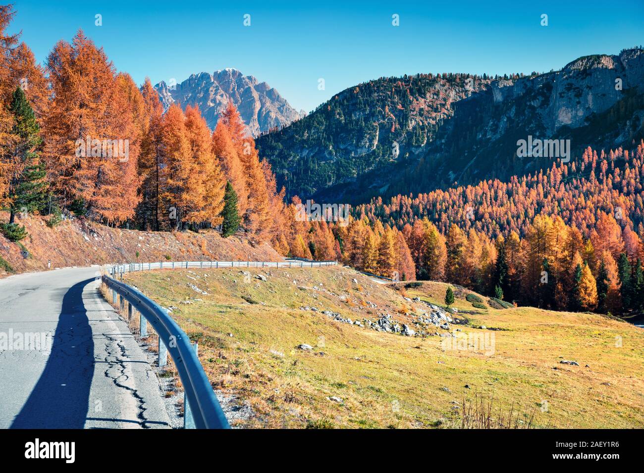 Fantastische Sunny View der Dolomiten mit gelben Lärchen. Bunte Herbst Szene in die Berge. Giau Lage, Italien, Europa. Stockfoto
