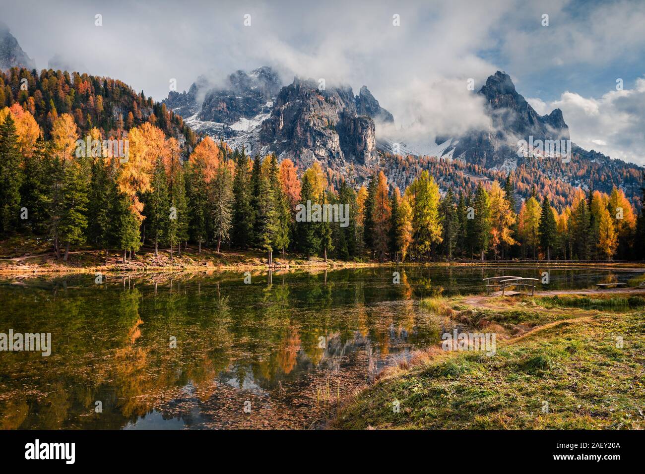 Sonnige Szene auf Antorno See. Bunte Herbst morgen in Dolomiten, Nationalpark Tre Cime di Lavaredo, Italien, Europa. Stockfoto