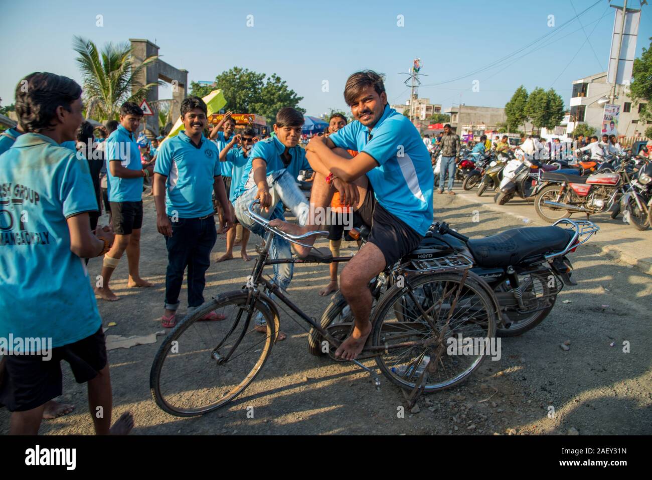 AMRAVATI, MAHARASHTRA, Indien - 8. SEPTEMBER 2018: die Masse der jungen Menschen Spaß und Tanz in der "Govinda" an Dahi Handi festival Gott K zu feiern. Stockfoto