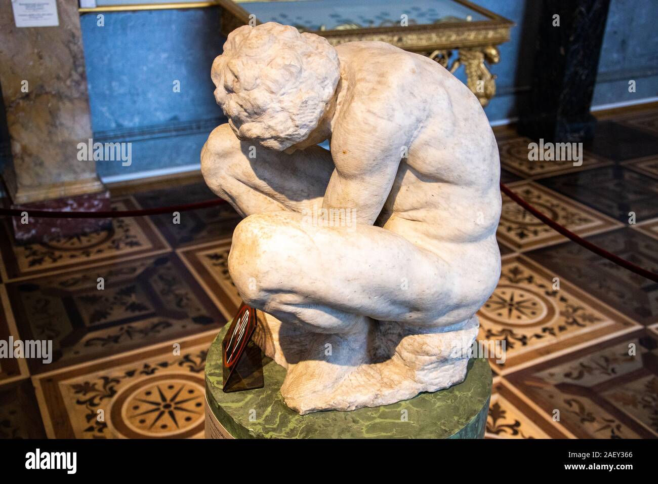 Die KAUERNDEN Jungen, Skulptur von Michelangelo, Eremitage, St. Petersburg, Russland Stockfoto